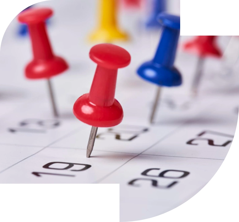 chincheta señalando días calendario