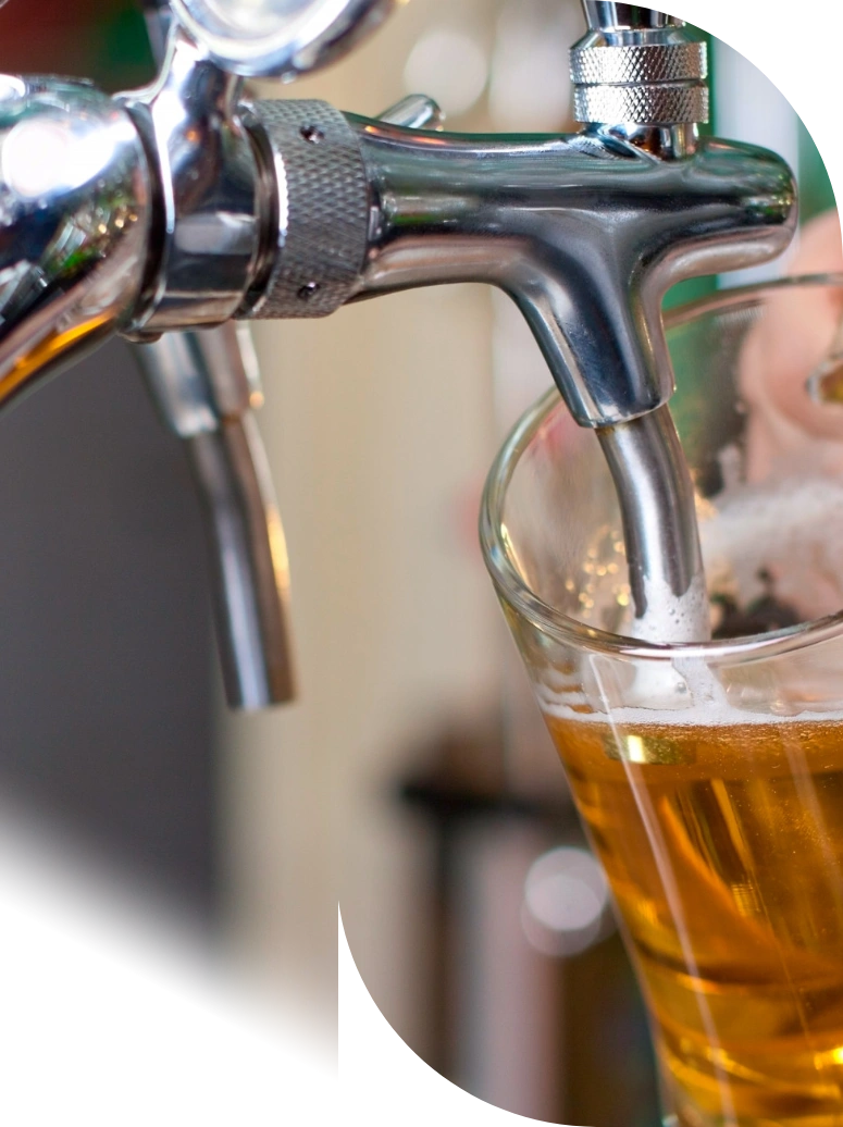 grifo de cerveza llenando jarra