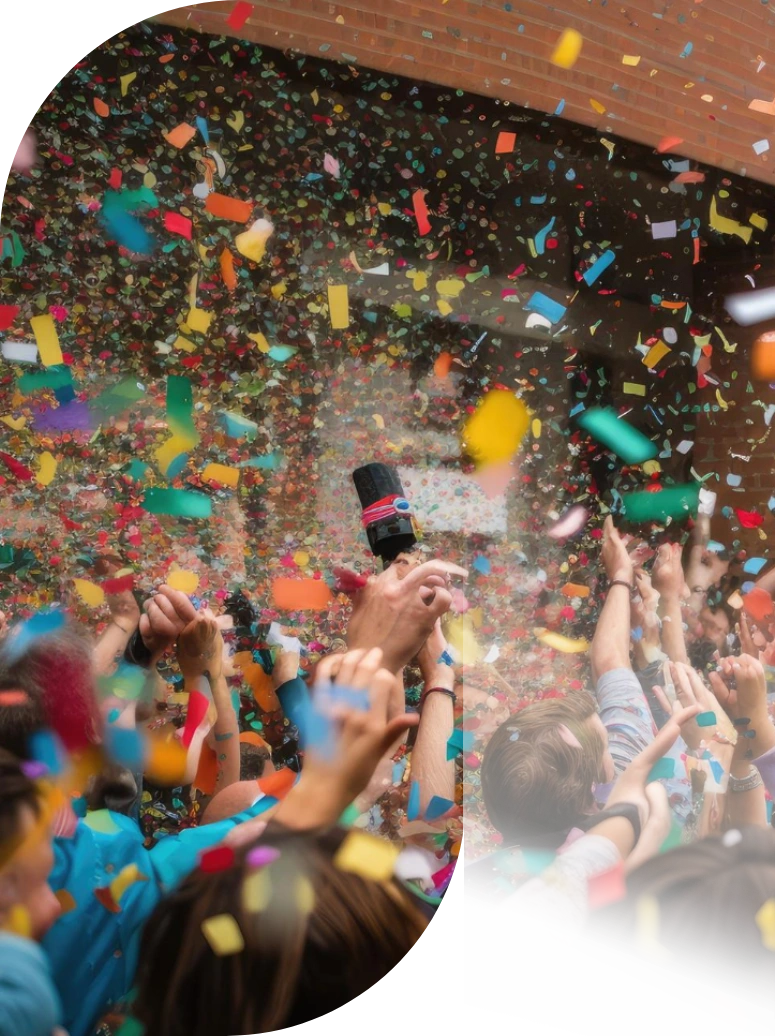 grupo de personas en evento con confetti